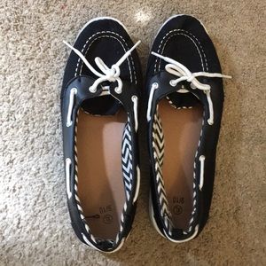 New black and white tennis shoes